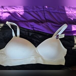 Seamless White Wireless T-Shirt Bra